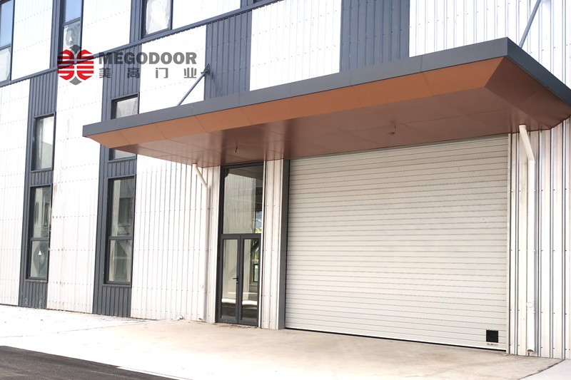 芜湖物流园工业滑升门：高效、安全、便捷的仓储解决方案插图1