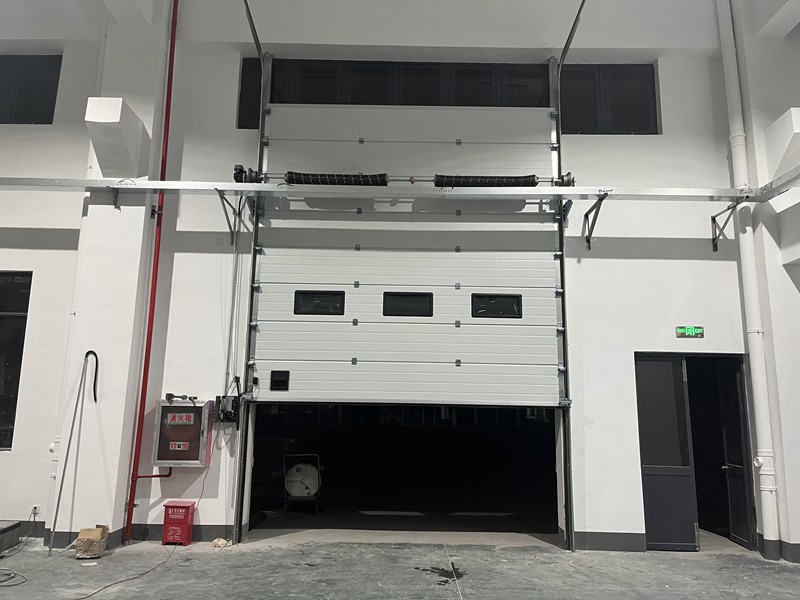 智慧物流门户：芜湖物流园垂直工业提升门系统插图