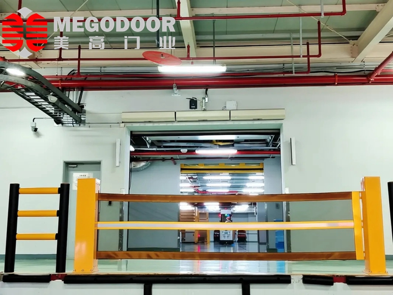 芜湖月台防坠落伸缩护栏:为装卸口与物流仓储区域提供更可靠的安全防护插图1 芜湖月台防坠落伸缩护栏:为装卸口与物流仓储区域提供更可靠的安全防护插图1